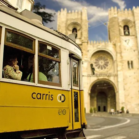 With One Bedroom In With Wonderful City View Balcony And Wifi 12 Km From The Beach Lisboa